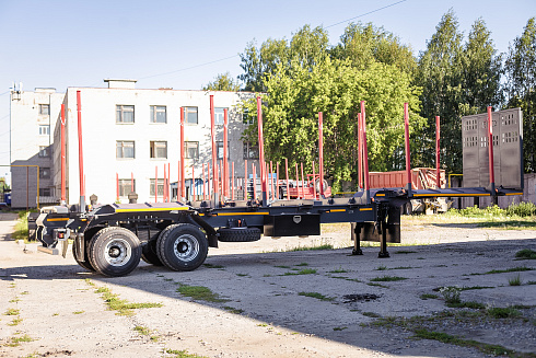 Полуприцеп-сортиментовоз модели САВ 93182R (ломаная рама с прямой площадкой)