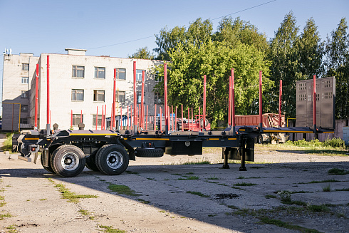Полуприцеп-сортиментовоз модели САВ 93182R (ломаная рама с прямой площадкой)